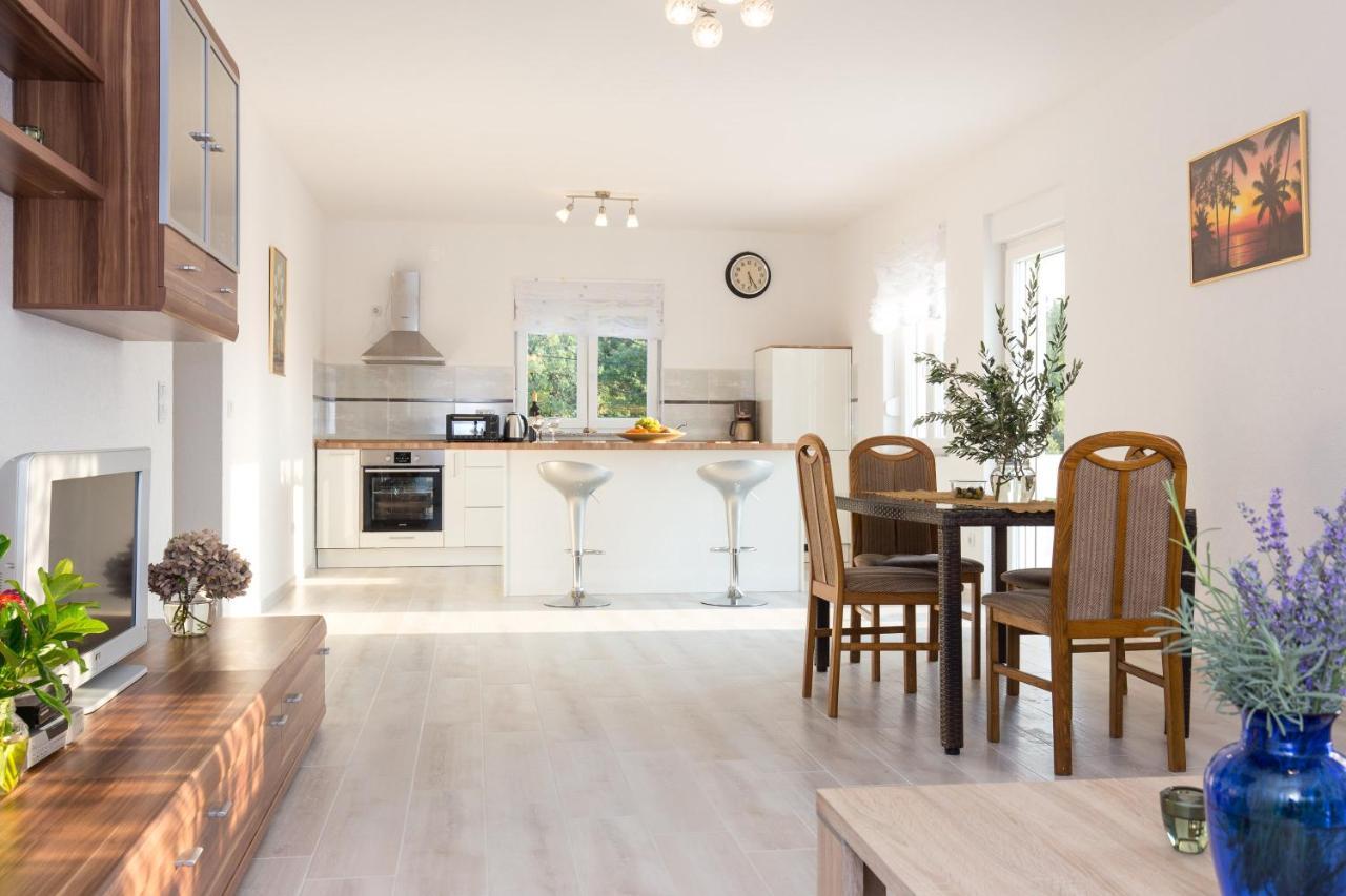 Apartment Dajana Pinezići Eksteriør billede