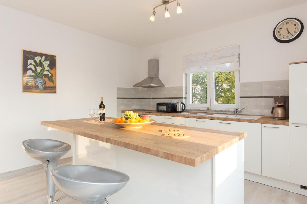 Apartment Dajana Pinezići Eksteriør billede