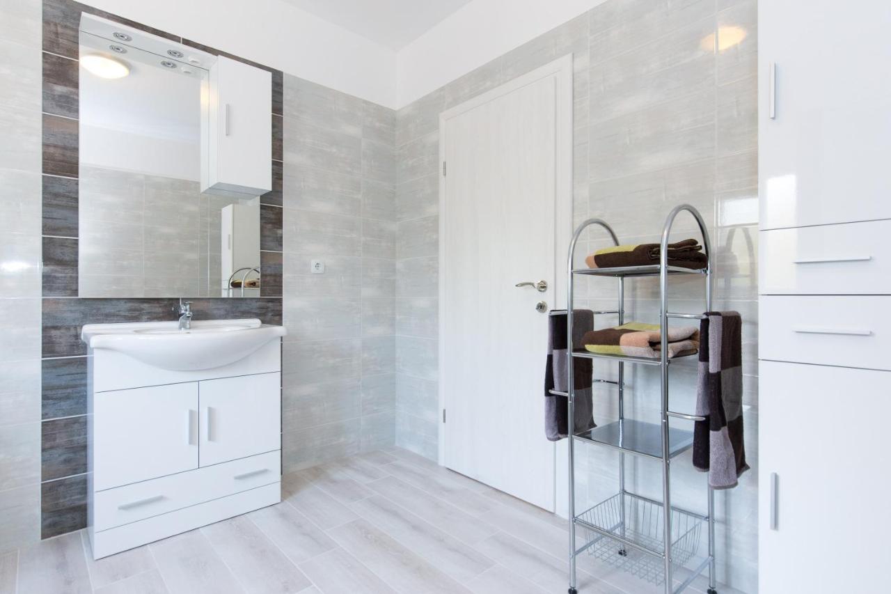 Apartment Dajana Pinezići Eksteriør billede